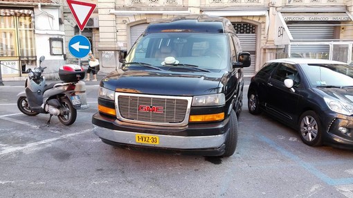 Sanremo: ancora 'parcheggio selvaggio' in piazza Eroi, il problema è cronico