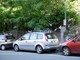 Sanremo: stuolo di piccioni sulle auto posteggiate, la segnalazione con foto di un lettore