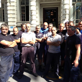 Sanremo: stipendi in ritardo nuova protesta davanti al comune dei lavoratori Aimeri