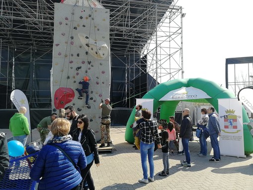 Pieve di Teco: l’Esercito Italiano a Expo Valle Arroscia 2019 con una parete d'arrampicata ed uno stand dimostrativo