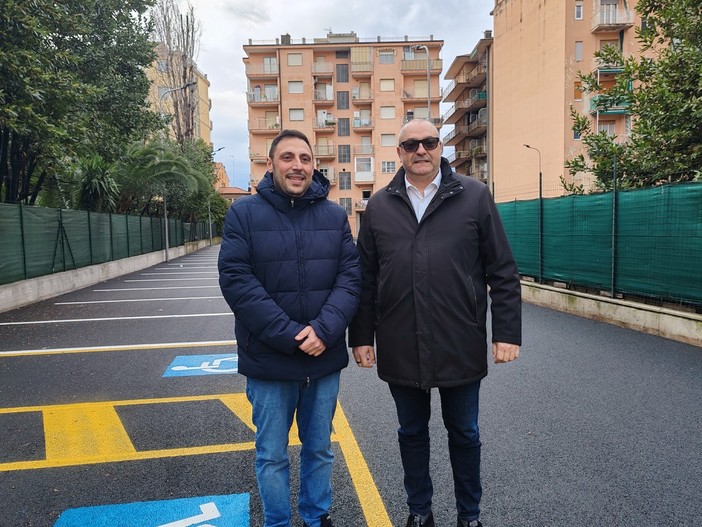 Vallecrosia, apre il parcheggio tra via San Vincenzo e via Giovanni XXIII. Perri: "Dato lustro a un'area degradata" (Foto e video)