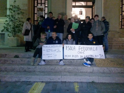 Imperia: manifestazione dei commercianti di via Cascione contro la pedonalizzazione della via Imperia: manifestazione dei commercianti di via Cascione contro la pedonalizzazione della via