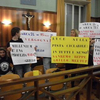 I cartelli esposti dal Beppe Grillo Meetup