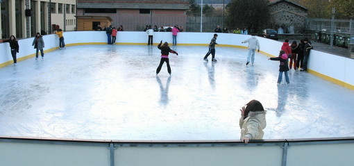 Pista di pattinaggio ed un grande albero da 15 metri per il Natale 2011 di Ventimiglia