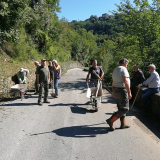 Aquila d'Aroscia, sindaco e volontari puliscono 6 chilometri di strada provinciale (foto)