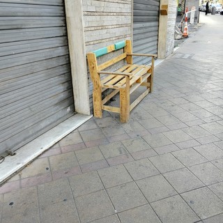 Panchine insufficienti all’autostazione di Piazza Colombo, l’appello: «Più attenzione per anziani e utenti del trasporto pubblico» Panchine insufficienti all’autostazione di Piazza Colombo, l’appello: «Più attenzione per anziani e utenti del trasporto pubblico»