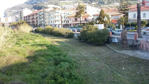 Ventimiglia: su input del consigliere Diego Ferrari, iniziate le pulizie di primavera agli argini del fiume Roja