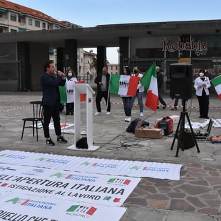 Sanremo: protesta delle imprese in piazza Colombo, delegazione incontra Amadeus