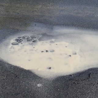 Sanremo: lettore fotografa una grossa perdita d'acqua in strada solaro Sanremo: lettore fotografa una grossa perdita d'acqua in strada solaro