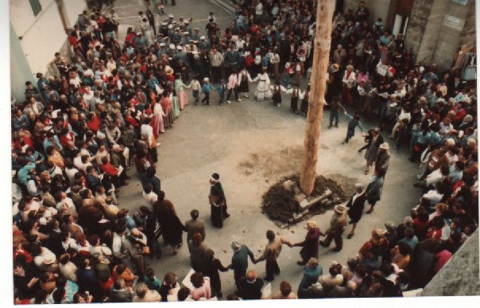 Bajardo: domenica prossima si svolge il 'Raduno Alpino' e, nel pomeriggio l'abbattimento dell'albero di Pentecoste Bajardo: domenica prossima si svolge il 'Raduno Alpino' e, nel pomeriggio l'abbattimento dell'albero di Pentecoste