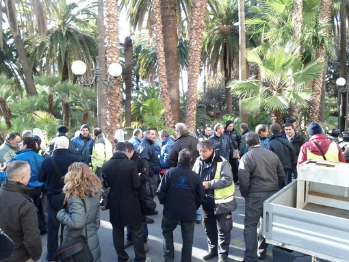 (Una delle tante proteste dei lavoratori Aimeri davanti al municipio di Sanremo) (Una delle tante proteste dei lavoratori Aimeri davanti al municipio di Sanremo)
