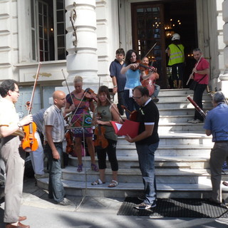 Le foto degli orchestrali di fronte al Comune