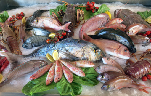 Non specifica se il pesce servito nel suo ristorante sia fresco o surgelato. Imprenditore imperiese a processo