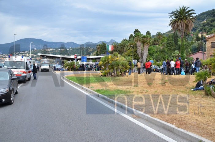 Ventimiglia: situazione calda al confine, protesta dei profughi che chiedono di poter entrare in Francia ma la polizia straniera nega l'ingresso