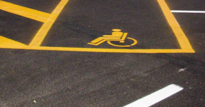 Stallo per disabili occupato da bidoni della raccolta differenziata, l'Amministrazione di Vallecrosia: "La ditta li sposterà domani"