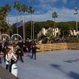 A Diano Marina vigilia di Natale su due e quattro ruote, inaugurata la pista di pattinaggio in riva al mare A Diano Marina vigilia di Natale su due e quattro ruote, inaugurata la pista di pattinaggio in riva al mare