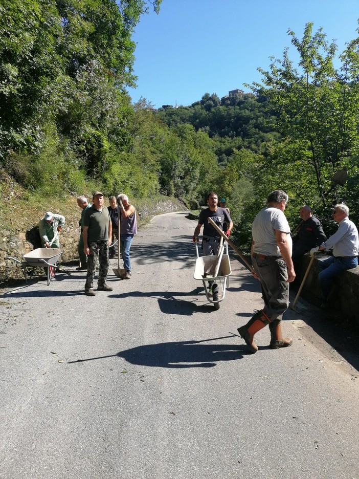Aquila d'Aroscia, sindaco e volontari puliscono 6 chilometri di strada provinciale (foto)