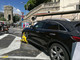 Sanremo: parcheggio creativo in piazza Eroi, auto svizzera posteggiata in mezzo alla strada
