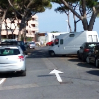 Ventimiglia: lettore di piazza De Gasperi segnala ancora 'parcheggi creativi' in barba ad ogni divieto