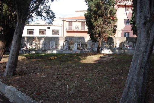 Sanremo: il forte vento della settimana scorsa ha messo in pericolo 10 cipressi del cimitero della Foce, verranno tagliati Sanremo: il forte vento della settimana scorsa ha messo in pericolo 10 cipressi del cimitero della Foce, verranno tagliati