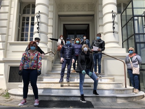 Sanremo: protesta di parrucchieri ed estetiste davanti al Comune, "Dobbiamo riaprire. Non ce la facciamo più" (Foto e Video Servizio)