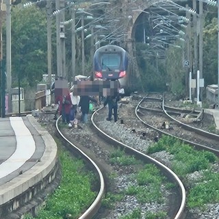 Treno in panne a Mentone, disagi sulla linea Ventimiglia-Monaco: passeggeri costretti a scendere sui binari