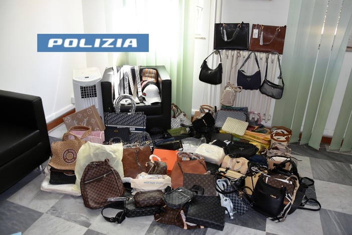 Ventimiglia, maxi operazione interforze al mercato settimanale. Sequestrati 344 capi e accessori di lusso contraffatti Ventimiglia, maxi operazione interforze al mercato settimanale. Sequestrati 344 capi e accessori di lusso contraffatti