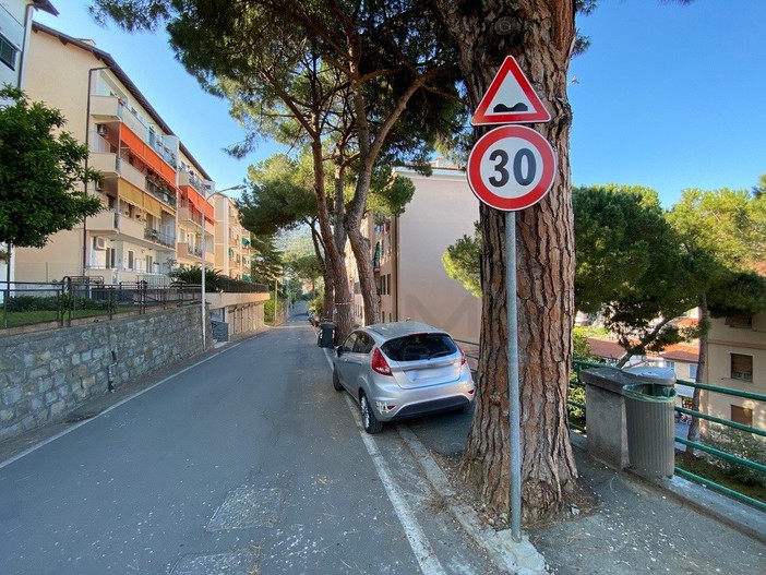 Sanremo: strada pericolosa in via Margotti... qualcosa si muove, il Comune risponde con dei cartelli