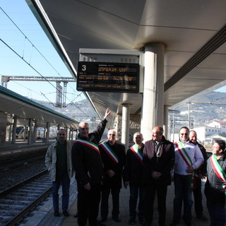 Da Ventimiglia ad Imperia, manifestazioni contro Trenitalia, presenti 140 persone, tutte le foto
