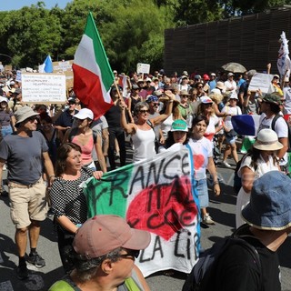 Nuovo sabato di protesta a Nizza: in migliaia contro il green pass, anche alcuni italiani