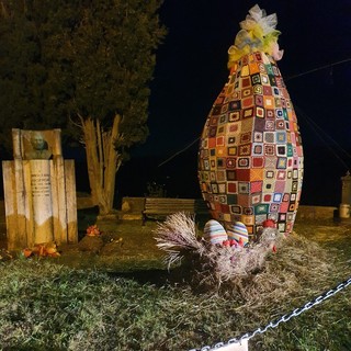 A Gazzo d'Arroscia un uovo gigante e la gallina di paglia che cova A Gazzo d'Arroscia un uovo gigante e la gallina di paglia che cova