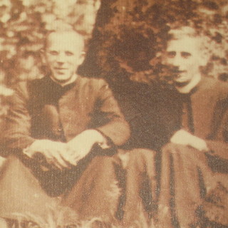 dalla copertita del libro di Perotto la foto dei due sacerdoti trucidati