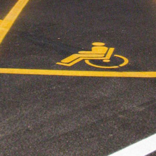 Stallo per disabili occupato da bidoni della raccolta differenziata, l'Amministrazione di Vallecrosia: "La ditta li sposterà domani"