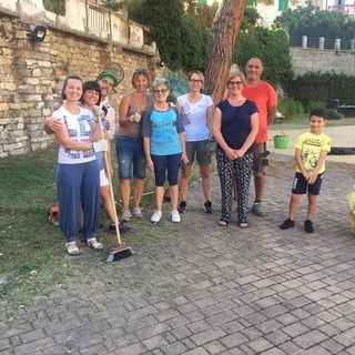 Imperia: pulito il campetto di via don Minzoni, l'associazione 'Genitori Attivi' "Arrivati i carrellati per la differenziata" (foto) Imperia: pulito il campetto di via don Minzoni, l'associazione 'Genitori Attivi' "Arrivati i carrellati per la differenziata" (foto)