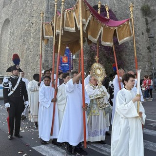 Ventimiglia, santa messa e processione: la comunità celebra il Corpus Domini (Foto e video)