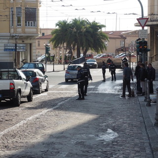 Sanremo: corriera perde olio in via Bartolomeo Asquasciati, interviene la Polizia Locale per arginare il pericolo Sanremo: corriera perde olio in via Bartolomeo Asquasciati, interviene la Polizia Locale per arginare il pericolo