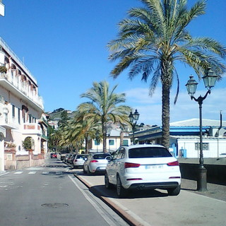 Sanremo: parcheggio selvaggio sulla ciclabile 'bis', le proteste di un altro lettore Sanremo: parcheggio selvaggio sulla ciclabile 'bis', le proteste di un altro lettore