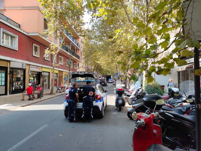 Sanremo: clochard sorpreso a girovagare in corso Garibaldi, allontanato dalla Polizia Sanremo: clochard sorpreso a girovagare in corso Garibaldi, allontanato dalla Polizia