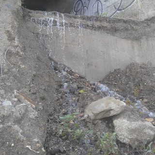 Imperia: perdite dell'acquedotto sotto l'incompiuta, la preoccupazione dei cittadini. Amat "Stiamo intervenendo" (foto e video)