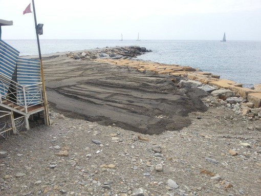Sanremo: pulizia della foce di un torrente, un lettore segnala un lavoro non ad hoc Sanremo: pulizia della foce di un torrente, un lettore segnala un lavoro non ad hoc