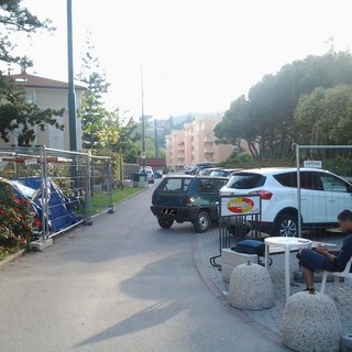 Arma Taggia: auto posteggiate nell'area pedonale, la segnalazione (con foto) di un lettore Arma Taggia: auto posteggiate nell'area pedonale, la segnalazione (con foto) di un lettore