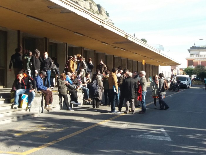 Ventimiglia: pochi manifestanti al 'Presidio Antifascista' contro la protesta di Forza Nuova Ventimiglia: pochi manifestanti al 'Presidio Antifascista' contro la protesta di Forza Nuova