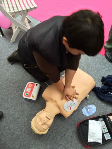 Sanremo: sabato 11 in via Escoffier il 'Progetto Vita' per sensibilizzare sull'uso del defibrillatore e sulla rianimazione cardiopolmonare Sanremo: sabato 11 in via Escoffier il 'Progetto Vita' per sensibilizzare sull'uso del defibrillatore e sulla rianimazione cardiopolmonare