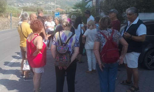 Sanremo, il Comitato Difesa Acqua Pubblica protesta davanti alla sede di Rivieracqua: "Stop a stipendi d'oro e bollette retroattive"