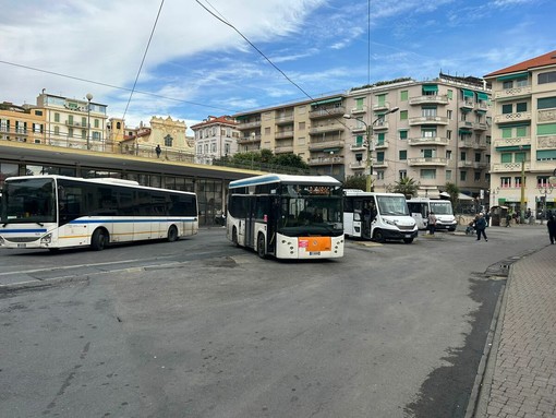 Sanremo, nuovi disservizi sui bus Riviera Trasporti: “Mia figlia lasciata a terra perché l’autobus era pieno”