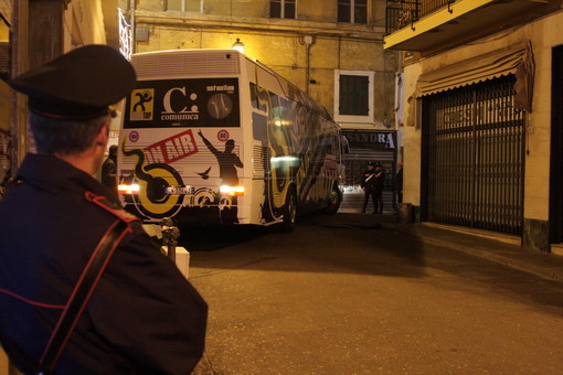 Sanremo: pullman incastrato in via Palazzo, l'autista voleva andarsene in fretta senza aspettare la rimozione della passerella Sanremo: pullman incastrato in via Palazzo, l'autista voleva andarsene in fretta senza aspettare la rimozione della passerella