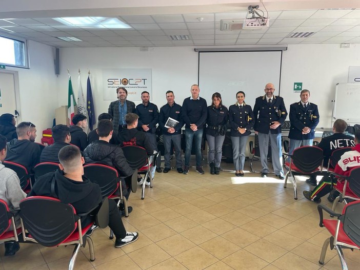 Nuova edizione del progetto 'Educare alla legalità': la questura sensibilizza le scuole Nuova edizione del progetto 'Educare alla legalità': la questura sensibilizza le scuole