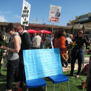 Sanremo: sit-in sul prato finto, la protesta di una partecipante per l'assenza del sindaco Sanremo: sit-in sul prato finto, la protesta di una partecipante per l'assenza del sindaco