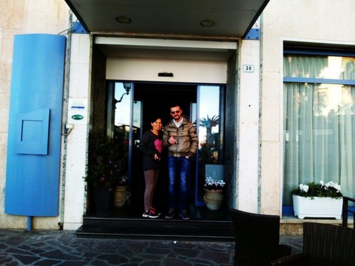 Alassio, rientra a casa il personale degli hotel Bel Sit e Al Mare: "Sono stati 14 giorni duri" Alassio, rientra a casa il personale degli hotel Bel Sit e Al Mare: "Sono stati 14 giorni duri"