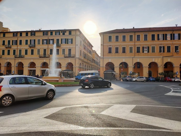 Ladri senza cuore rubano le mance nei bar di Imperia: c'è anche un identikit del malvivente
